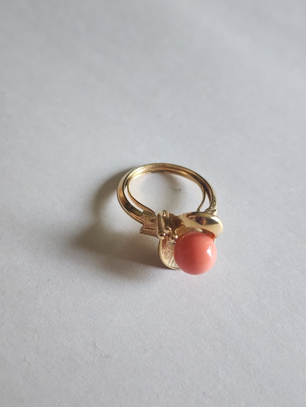 Vintage Avon Spindrift Ring 1974 Gold-tone Textured Leaf-shaped Coral Pink Bead